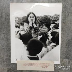 超大尺寸：1979年，日本著名电影明星中野良子（《追捕》女主角真由美）在上海公园游览被围观