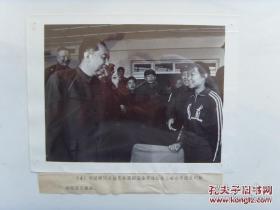 1979年第四届全军运动会，华国锋接见破世界记录的射击运动员高庆