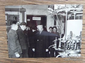 1960年3月26日， 刘少奇视察天津针织技术研究所