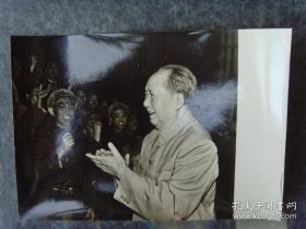 1967年，毛泽东观看革命现代京剧《智取威虎山》后接见全体演员