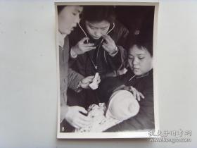 1964年，北京开往重庆的33次火车上，医生乘客抢救患急性肺炎的婴儿