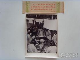 1960年，上海市杨浦区东兴居委会，家政服务组妇女们在给职工洗衣服
