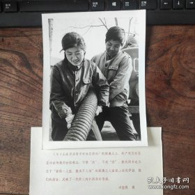 1982年，山东济南市甸柳庄肥料厂，一对掏粪工人喜结连理