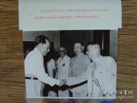 1960年，毛泽东接见作家老舍、京剧表演艺术家梅兰芳、剧作家田汉