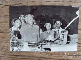 1960年，刘少奇视察四川省成都量具刃具厂