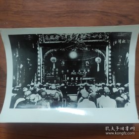 1931年11月，中国共产党在江西瑞金召开中央苏区党组织第一次代表大会，主席台右四毛泽东，右三朱德