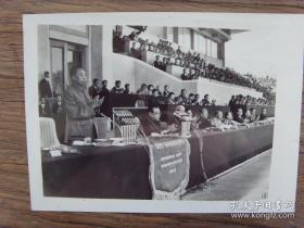 1978年，华国锋出访朝鲜，平壤牡丹峰体育场举行十万人欢迎大会，华主席和金日成在主席台