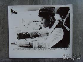 超大尺寸：1989年，贵州安顺苗族蜡染艺术家杨金秀，她是具有国际声誉的“东方蜡染大师”被誉为“东方神笔”