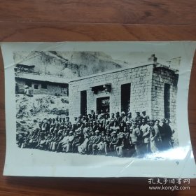 1942年，毛泽东和参加延安文艺座谈会的文艺工作者合影