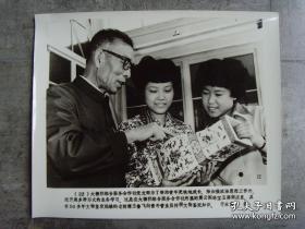 超大尺寸： 1982年，北京大栅栏综合服务合作社，震云阁珠宝玉器商店里，文物鉴定师王鲁飞 瓷器