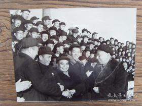 1960年2月10日，刘少奇接见出席全国民主建设会和中华工商业联合会代表大会的代表