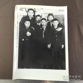 1940年，周恩来、邓颖超与在莫斯科的烈士子女合影