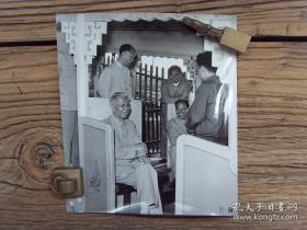 1960年，刘少奇在重庆市乘坐缆车