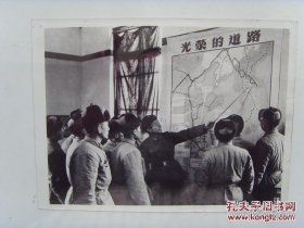 1965年，北京军区某部八连指导员，给战士讲连队光荣史