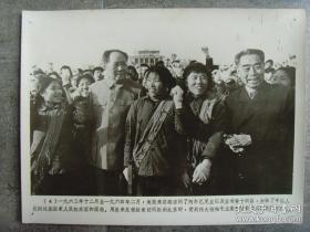 1963年周恩来出访亚非14国归来，毛泽东亲往北京机场迎接