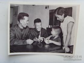 1964年，上海95路公交车司机蒋元典、售票员华茂银，帮助乘客把摔伤的孩子及时送医