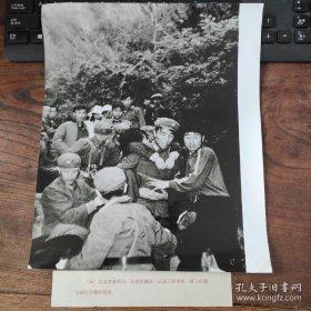 超大尺寸：1983年，西安第四军医大学学员参与华山抢险--把伤员背下山