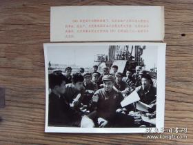 1971年，大庆油田革委会副主任张洪池（中央委员）在同油区工人一起学习十大文件