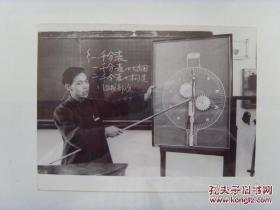 1957年，西安市第一航空工业工人技术学校（现西安航空职业技术学院）教师董文广用自制教具千分表教学