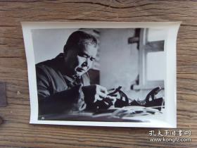 1982年，武汉市第二皮鞋厂特级设计师章永先（市劳模、二轻局标兵）