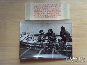 1958年，山东省烟台市长岛县女县长周速芳，在海上向渔民传授养殖海带的经验