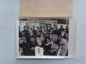 1971年，湖北沙市石英玻璃厂革委会主任陈洪良与工人一起学习《矛盾论》