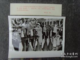 1978年，甘肃天水市毛纺织厂，工人在进行落纱检验