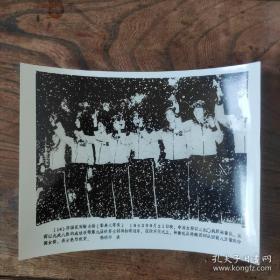 全国新闻摄影1982年作品展览--中国女排获得第九届世界女排锦标赛冠军，在领奖台上接受观众的纸花瓣祝贺