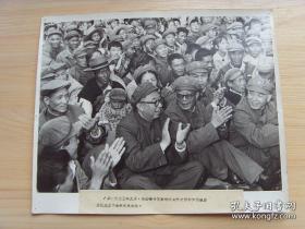 超大尺寸麻面厚相纸：1975年，华国锋在西藏拉萨，参加西藏自治区成立十周年活动（右侧为西藏党委书记天宝和西藏军区政委任荣）