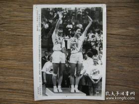 1993年，第八届世界羽毛球锦标赛，中国选手农群华、周雷获女双冠军