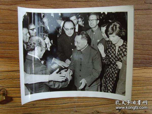 1979年，邓小平访问美国，与美国朋友亲切交谈