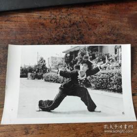 1981年，全国武术表演赛在福州举行，福建吴秋花表演翻子拳W