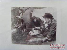 1957年，陕西西安市铅锡熔炼合作社，社员们用垃圾里废金属，三个月炼制出两万多斤铅锌铜等金属原料，价值6万多元
