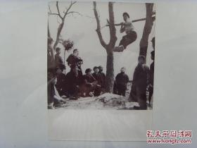 1957年，湖北省麻城县许家乡，转业军人杨治义带领社员自制单杠、石担，办了一个健身俱乐部