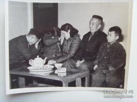 1964年，北京市公安局东花市派出所警察满广临，帮助利群玛钢厂老工人赵世先找到离散20年的儿女，一家人骨肉团聚