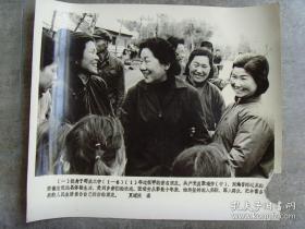 超大尺寸：1979年，著名演员张瑞芳，来到安徽省定远县体验生活，受到乡亲们的热烈欢迎