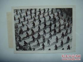 1964年，上海女子第五中学（虹口区百年名校上海五中）学生们课间在做乒乓操