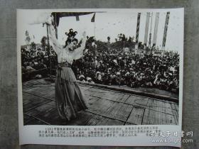 1982年，中国歌舞剧剧院演出小分队，在云南潞西县西山公社表演舞蹈《春江花月夜》观者人山人海