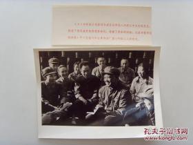1972年，宁夏银川市委书记张晓林，在银川金属制品厂听取工人意见