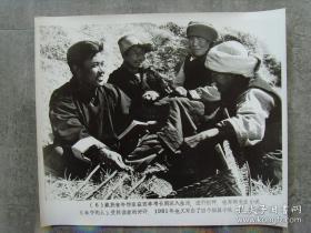 超大尺寸：1982年，西藏青年作家益西单增（西藏大学教授）深入生活和藏民座谈