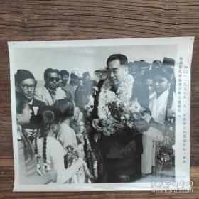 超大尺寸：1957年，周恩来访问尼泊尔，并接受儿童献花