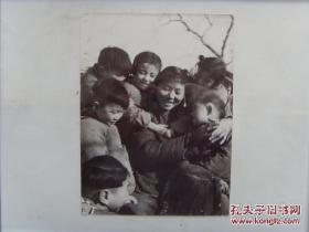 1959年，甘肃省敦煌人民公社，保育员照看幼儿园孩子