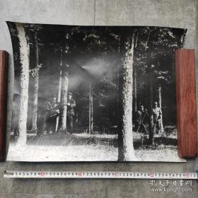4开巨幅厚照片：1985年，甘肃开展植树造林工作，图为定西市临洮县林区勘查（甘肃画报社康喜玉摄影）
