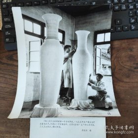 超大尺寸：1979年，浙江龙泉青瓷有一千多年的历史。龙泉瓷厂生产的牡丹花瓶，工人在胚子上刻花