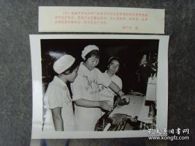 1978年，新疆伊犁毛纺织厂，女工们交流生产经验