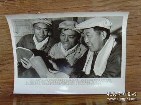 1977年，北京第二通用机械厂党委书记刘才，和工人共同学习毛著