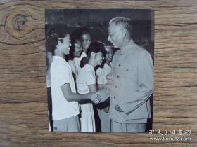 1960年，刘少奇出席全国第三次文代会，同作曲家翟希贤亲切握手