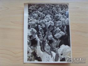 1959年国庆节，庆祝建国十周年，欢腾的人群