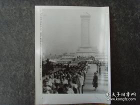 大尺寸：1987年，中外人士排队到北京天安门广场毛泽东纪念堂，瞻仰主席遗容