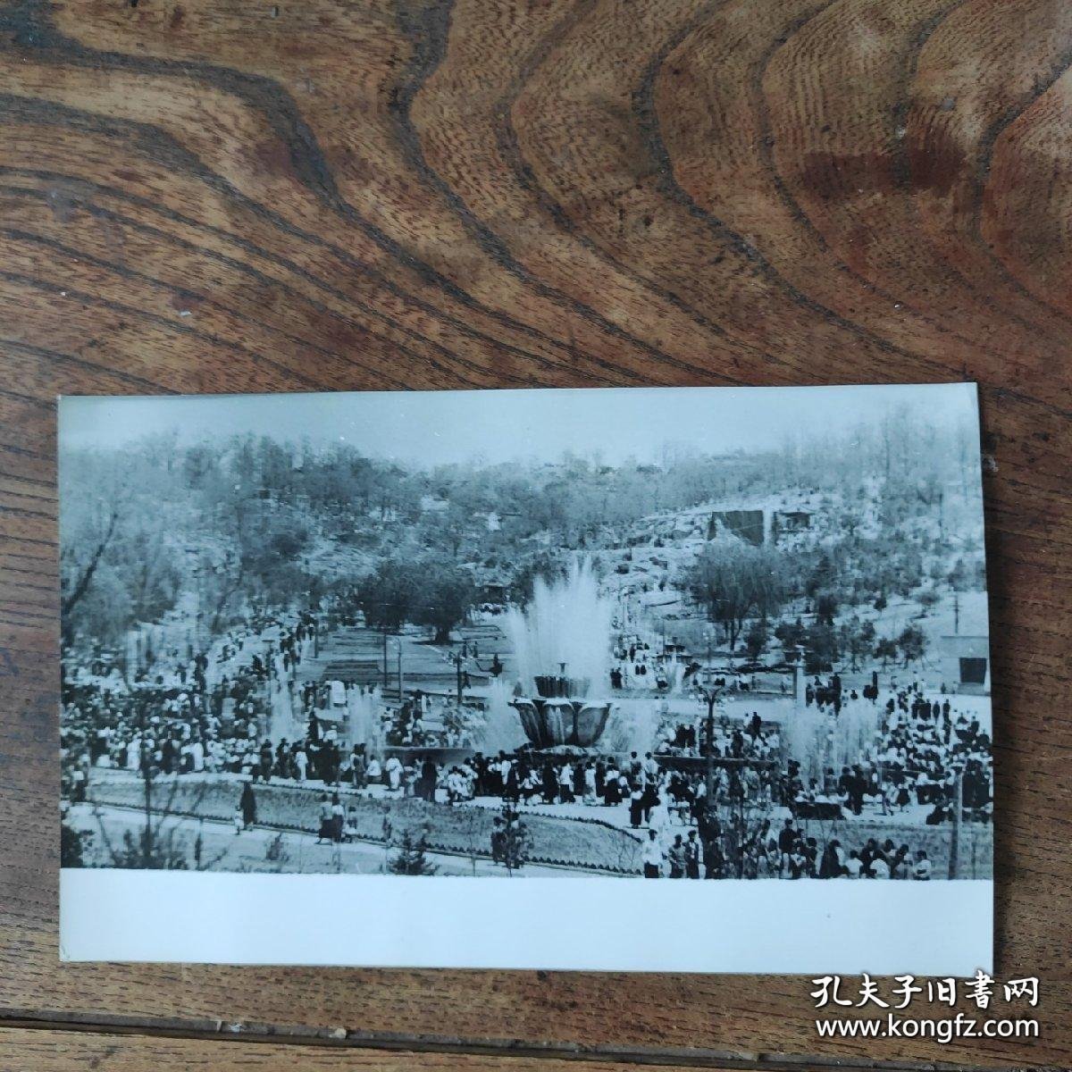 1965年，社会主义朝鲜蒸蒸日上---平壤市民在公园观看喷泉W